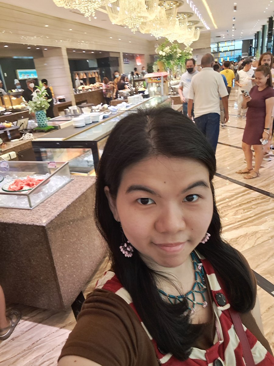 xandz34's tweet image. Let food be thy medicine and medicine be thy food 🧊 
P.S. picture before eating... 🎞 
#selfie #buffet101 #smmoa #singleandalone #buffetlunch #buffeteating #alonetime #foodsanddrinks #wine #viand 
📷  feb 18, 2023 (2 photos) @buffet101_official  @TheMallofAsia (see other tweets)