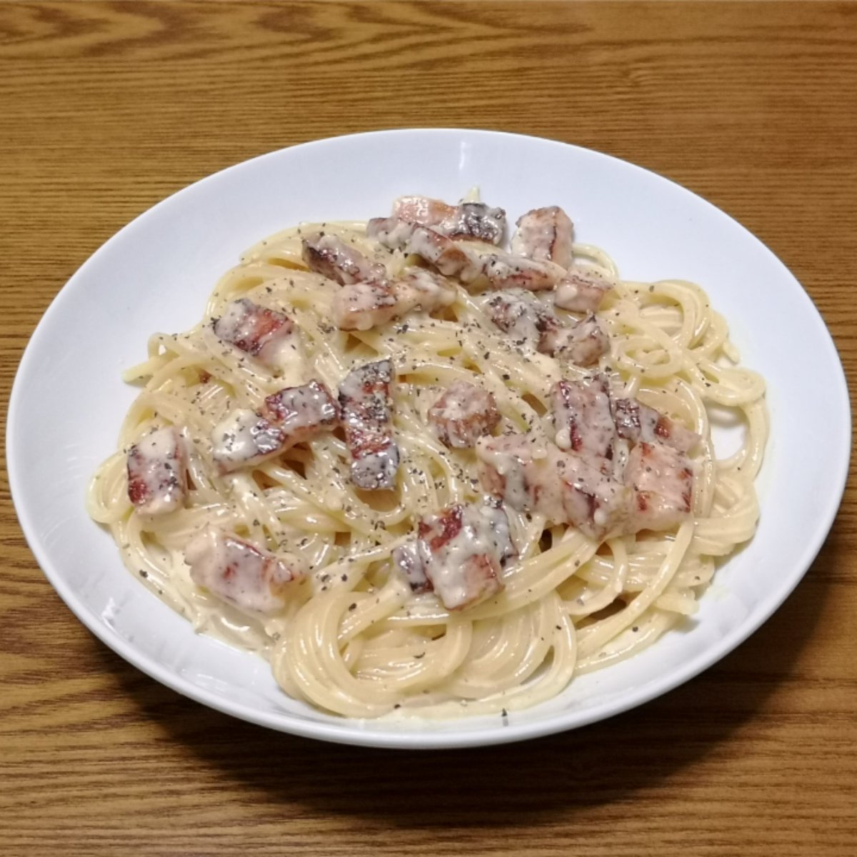 今日の夕飯🌃🍴 誕生日ですが、食べに行かず自作。 厚切りベーコンのカルボナーラに🎵 ベーコンカリッ、ソースクリーミーで美味でした😋🍴💕