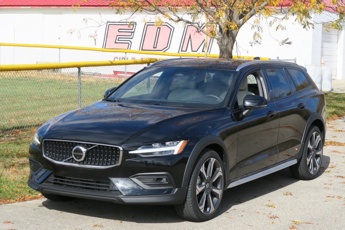 RWDonDemand's tweet photo. This week, its the 2023 Volvo V60 Cross Country.  Perfect for those who need more than a car, but less than an SUV. #volvocars #volvov60 #volvov60crosscountry, #volvowagon #volvolove #volvonation #volvolife #rwdondemand 
https://t.co/kBjIExKVdG https://t.co/OriQVRnc4e