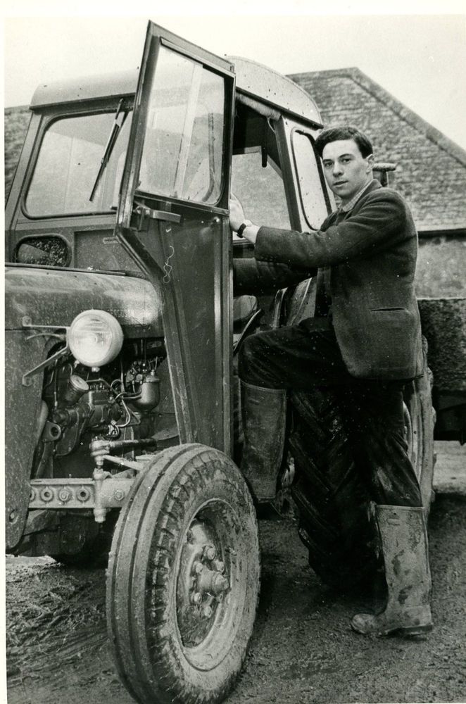 mjbyers333's tweet photo. @gmracingblue Cheers, Grant 🍻😉 #TractorTuesday #JimClark🏴󠁧󠁢󠁳󠁣󠁴󠁿🏁 #RIPJimClark The Gentleman Farmer 🙏🐑... https://t.co/5jA3UZcP44
