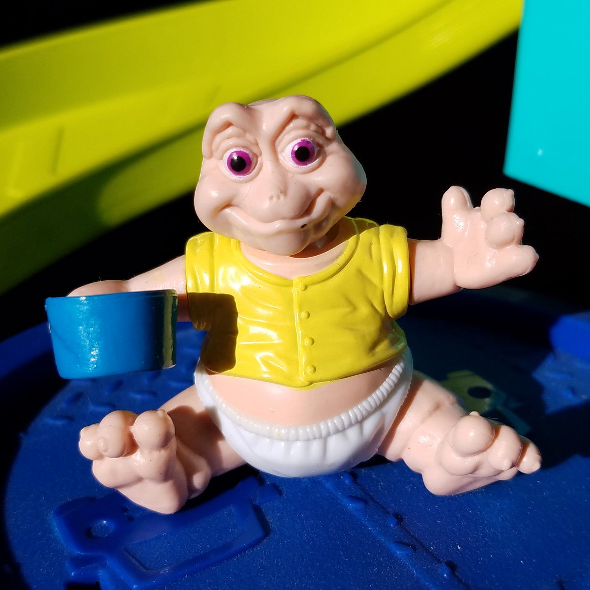 hilary_hildo13's tweet photo. Baby Sinclair #90shappymealtoys #babysinclair #notthemomma https://t.co/w63HBbFsWK