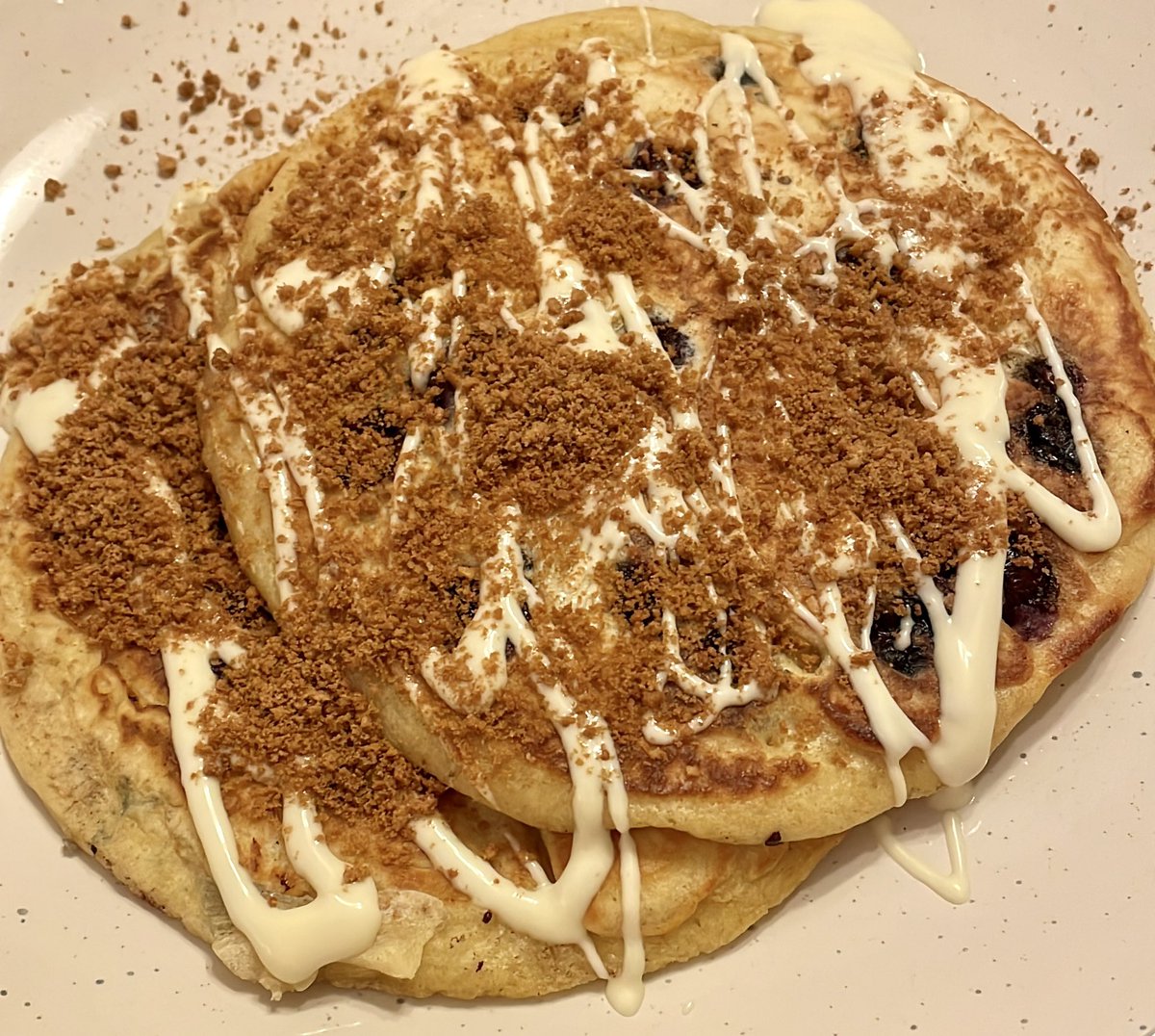 TreatSatisfact's tweet photo. Happy Pancake Day! We had blueberry pancakes topped with white chocolate &amp; biscoff crumbs. What’s your favourite way to eat them?😍 

#PancakeDay #PancakeDay2023 https://t.co/D4tLG1kSJx