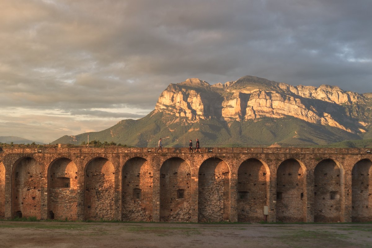 #LosPueblosMasBonitosDeEspaña #Aínsa #ocaso #ParqueNacionalDeOrdesaYMontePerdido #PeñaMontañesa #Ainsa #huesca #aragon #pririneosaragoneses #TurismoEnAragón #TurismoHuesca #OrdesayMontePerdido #estaes_aragon #estaes_huesca #roadtrip