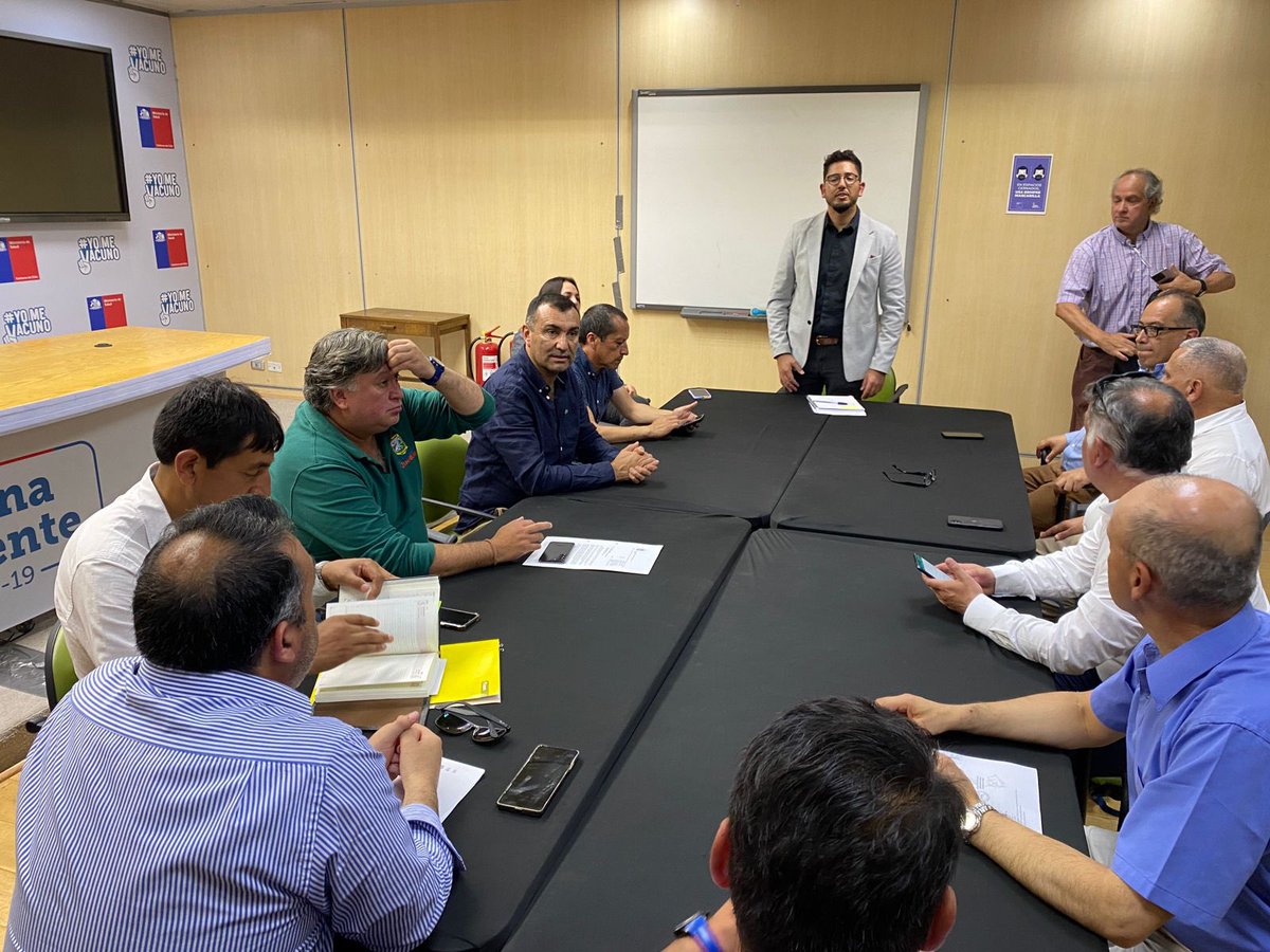 Juaneduardoconc's tweet photo. #AlcaldesChiloé junto a gremios de la Salud Primaria Municipal reunidos en @ministeriosalud con #Subse @AraosFernando.

Pedimos se reconsidere entrega #AsignaciónDesempeñoDifícil, si no ocurre afectará ingresos de 380 trabajadores #SaludMunicipalCastro y 1000 nivel provincial https://t.co/MWdCgqm6VK