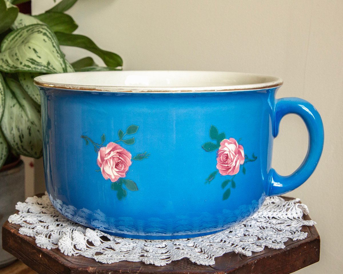 PriddeyCat's tweet photo. All sold in the last couple of weeks - find other vintage gems in my #etsy shop, from chamber pots to teacups, boxes to sundae dishes, &amp; Art Deco vases to chintzy teapots!
https://t.co/0eQHxjLBXz
#vintageseller #vintagechina #copperkettle #Moorcroft #ArtNouveau https://t.co/oBzoYfI9bQ