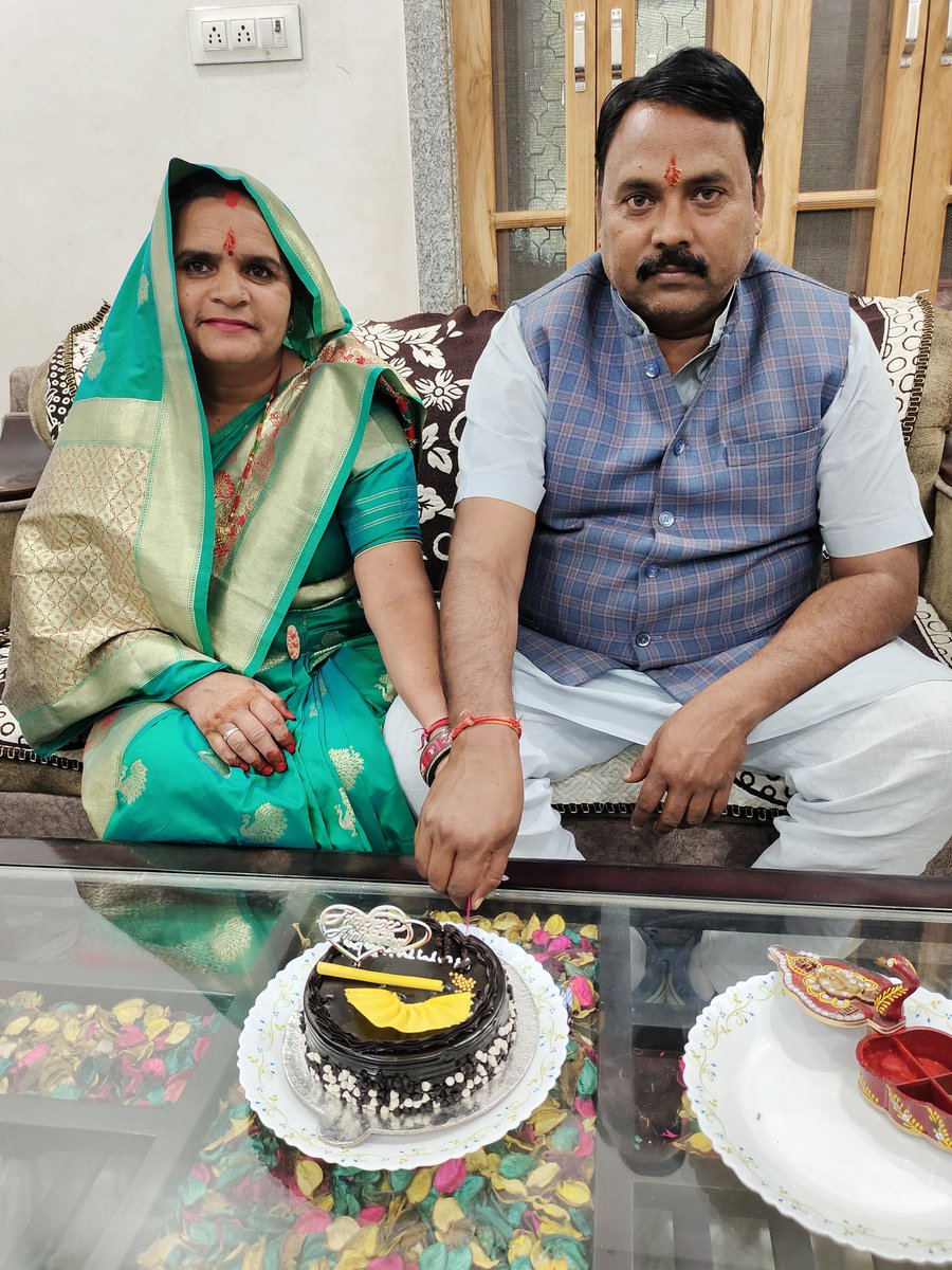 PawanMawandia2's tweet photo. जीवन में स���ख हो या दुःख, हर परिस्थिति में एक परछाई की भांति सदैव मेरे साथ उपस्थित रहने वाली जीवन संगिनी को वैवाहिक वर्षगांठ की अनंत शुभकामनाएं।

#HappyMarriageAnniversary https://t.co/P1t88rWh3q