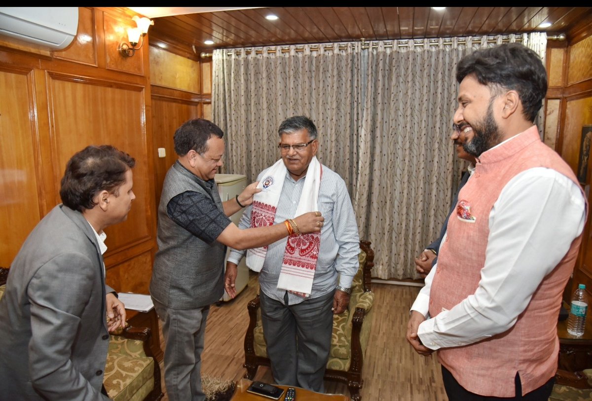 Manojlundia's tweet photo. हमारे असम राज्य के आने वाले कल में राज्यपाल के रुप में शपथ लेने वाले आदरणीय श्री गुलाब चन्द कटारिया जी से आज गुवाहाटी पहुंचने पर #Sssam #rajbhawan जाकर मुलाकात की तथा उन्हें शक्ती पीठ मां कामाख्या की इस पावन भूमि की सेवा करने की अग्रिम शुभकामनाए दी 🙏
@lubindia
@lubpurvottar https://t.co/I5XgO1zwIG