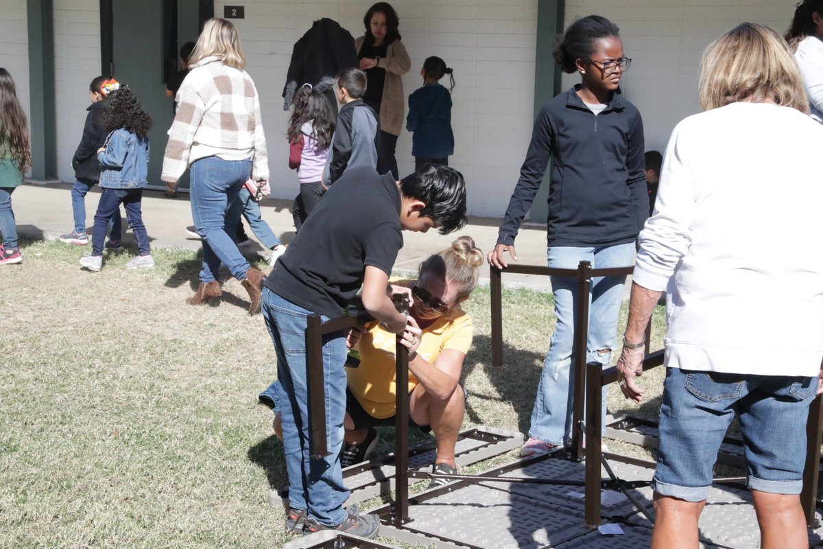 YumaDistrict1's tweet photo. Pecan Grove students received a special delivery of 6 picnic tables, courtesy of The 18 Hole Cocopah Ladies Golf Club, a perfect addition to Pecan Grove's outdoor learning.☀️#ONEteam #ONEcommunity #ysd1 #pecangrove #cocopahladiesgolfclub #generousdonation #outdoorlearning https://t.co/UI4bE4juSP