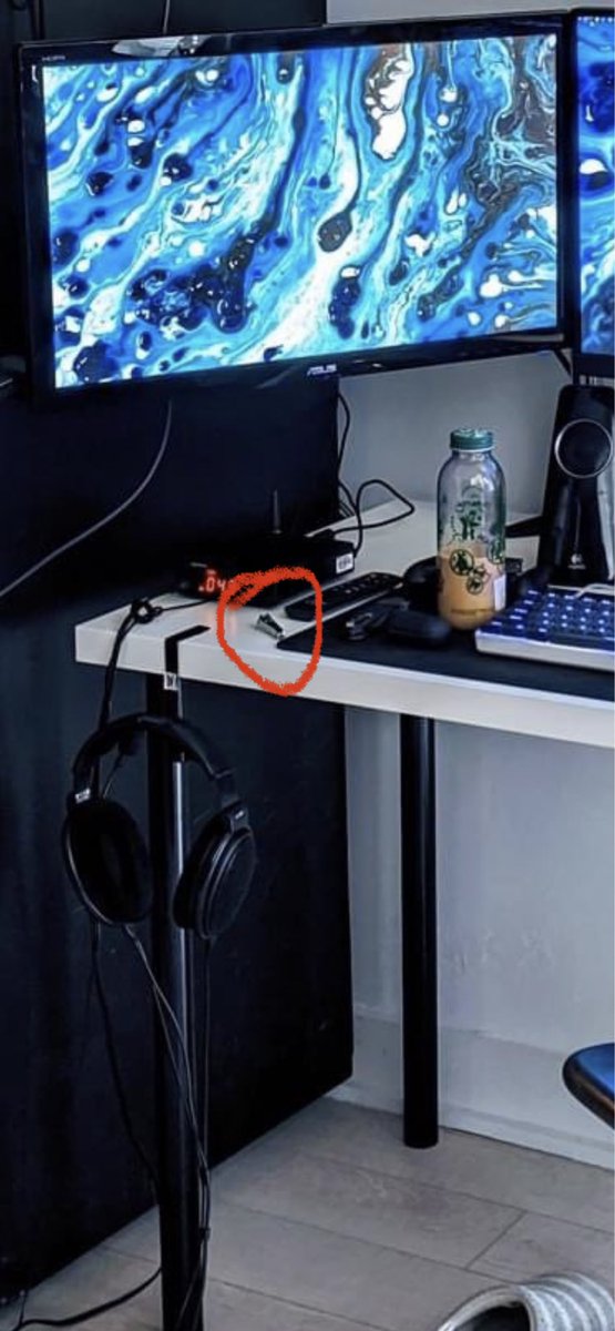 TheTechSage's tweet photo. @robeytech What's up with the nail clippers on the desk... https://t.co/Xxx0u1q6XB
