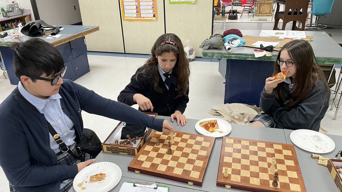 ChessYwla's tweet photo. Check, Checkmate, or stalemate? Today’s lesson with pizza! @MalindaVillalo1 @YISDFineArts @SusanPolgar @chesscom @WOMChess @Ysleta_YWLA @veronicateaches https://t.co/eMTa90BErr