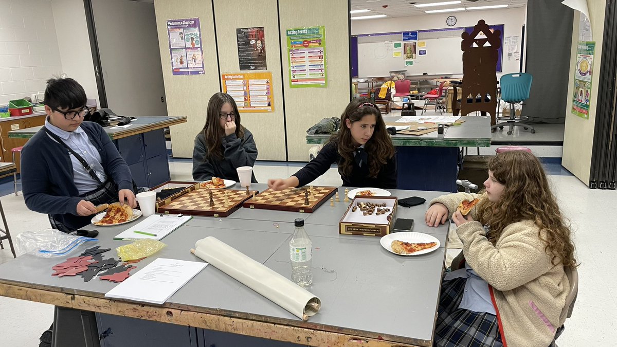 ChessYwla's tweet photo. Check, Checkmate, or stalemate? Today’s lesson with pizza! @MalindaVillalo1 @YISDFineArts @SusanPolgar @chesscom @WOMChess @Ysleta_YWLA @veronicateaches https://t.co/eMTa90BErr