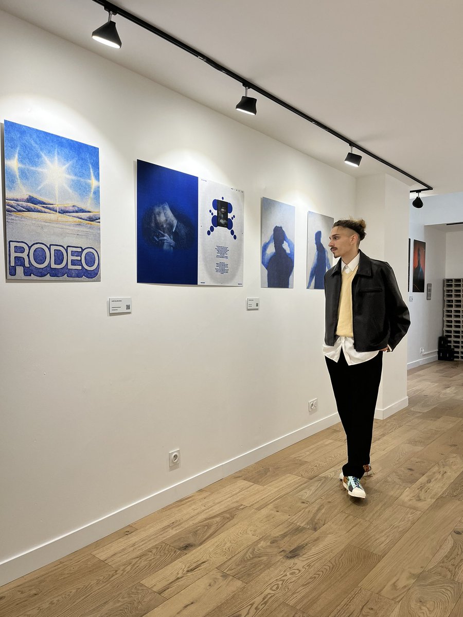 Dajak__'s tweet photo. Pour la sortie de mon premier album, j’ai décidé d’organiser une expo qui met en avant tous les artistes qui ont contribué à l’univers visuel du projet.
Une grande famille que vous pouvez retrouver jusqu’à samedi au 60 rue de Cléry (75002) https://t.co/P2xmrPd3or