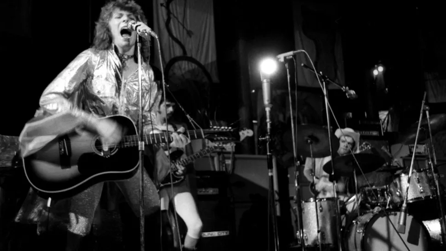 crockpics's tweet photo. David Bowie and the Hype at their first live performance of the new band, February 22, 1970. https://t.co/Q5YIi8nwNk