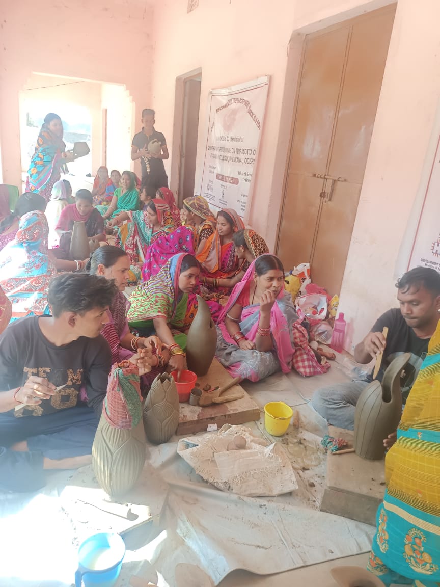 DhciOdisha's tweet photo. Visit of PMU Team of @DhciOdisha to the on-going Design & Technology Development Workshop in #Karanda Cluster of #Dhenkanal Dist. in #Terracotta craft with 30 artisans.
Designer- Vinay Kumar
#CHCDS #DTDW #Handicrafts #DesignDevelopment
@HTH_Odisha
@handicraftsdc https://t.co/EOwXzpg5TP