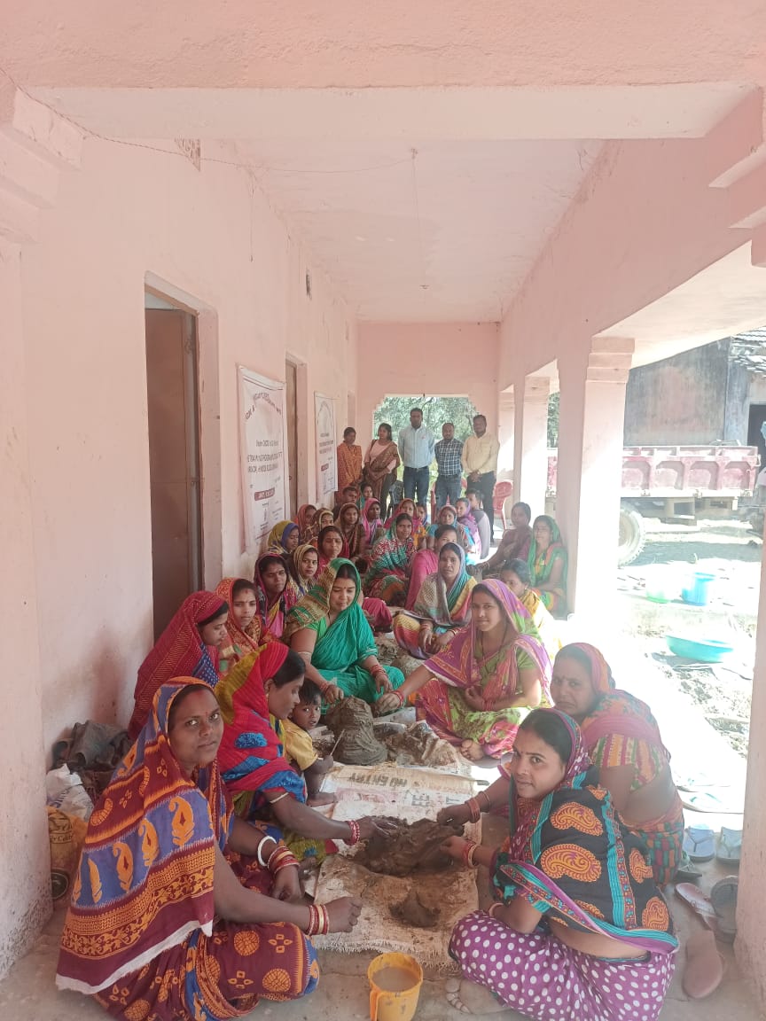 DhciOdisha's tweet photo. Visit of PMU Team of @DhciOdisha to the on-going Design & Technology Development Workshop in #Karanda Cluster of #Dhenkanal Dist. in #Terracotta craft with 30 artisans.
Designer- Vinay Kumar
#CHCDS #DTDW #Handicrafts #DesignDevelopment
@HTH_Odisha
@handicraftsdc https://t.co/EOwXzpg5TP