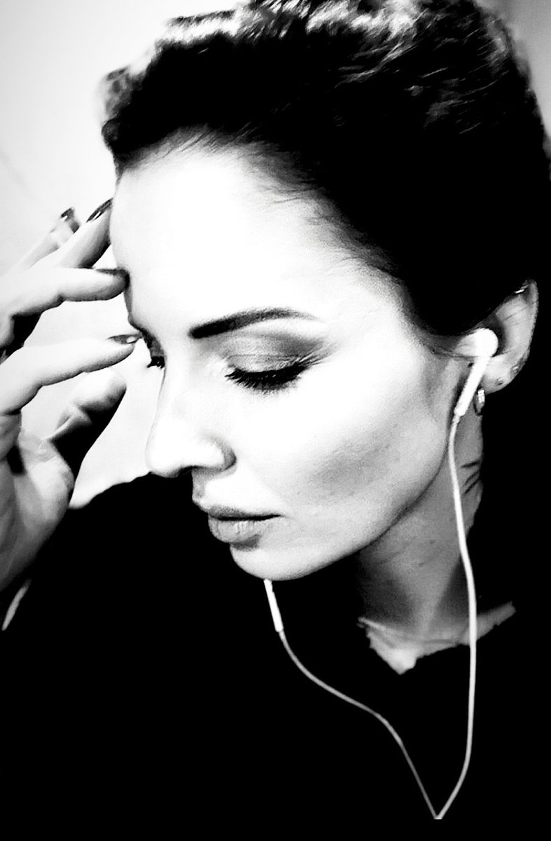 Grencberga's tweet photo. #currentmood ⚫️ #tokyofilter
#jogrāmatasirjāraksta 
#writerslife

Kā tev klājas, Marija? https://t.co/JZwZVuiyvN
