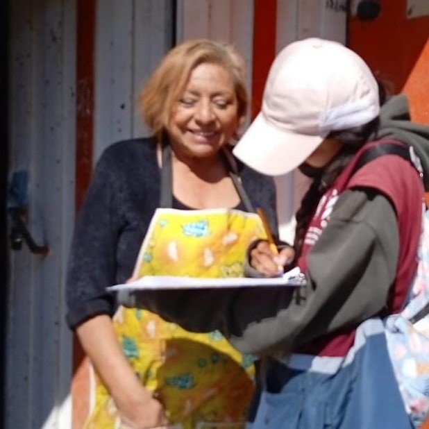 SEBIEN_cdmx's tweet photo. Diariamente el equipo de Participación Ciudadana de #SIBISO e @INED_CDMX visitamos a las personas mayores de la Ciudad para informarles sobre el cambio de su tarjeta del @bienestarmx y reciban su pensión.

¡Estamos para servirte! 🪪🫶🏼

#EnvejecimientoDigno
@Claudiashein https://t.co/OqAapwYFkw