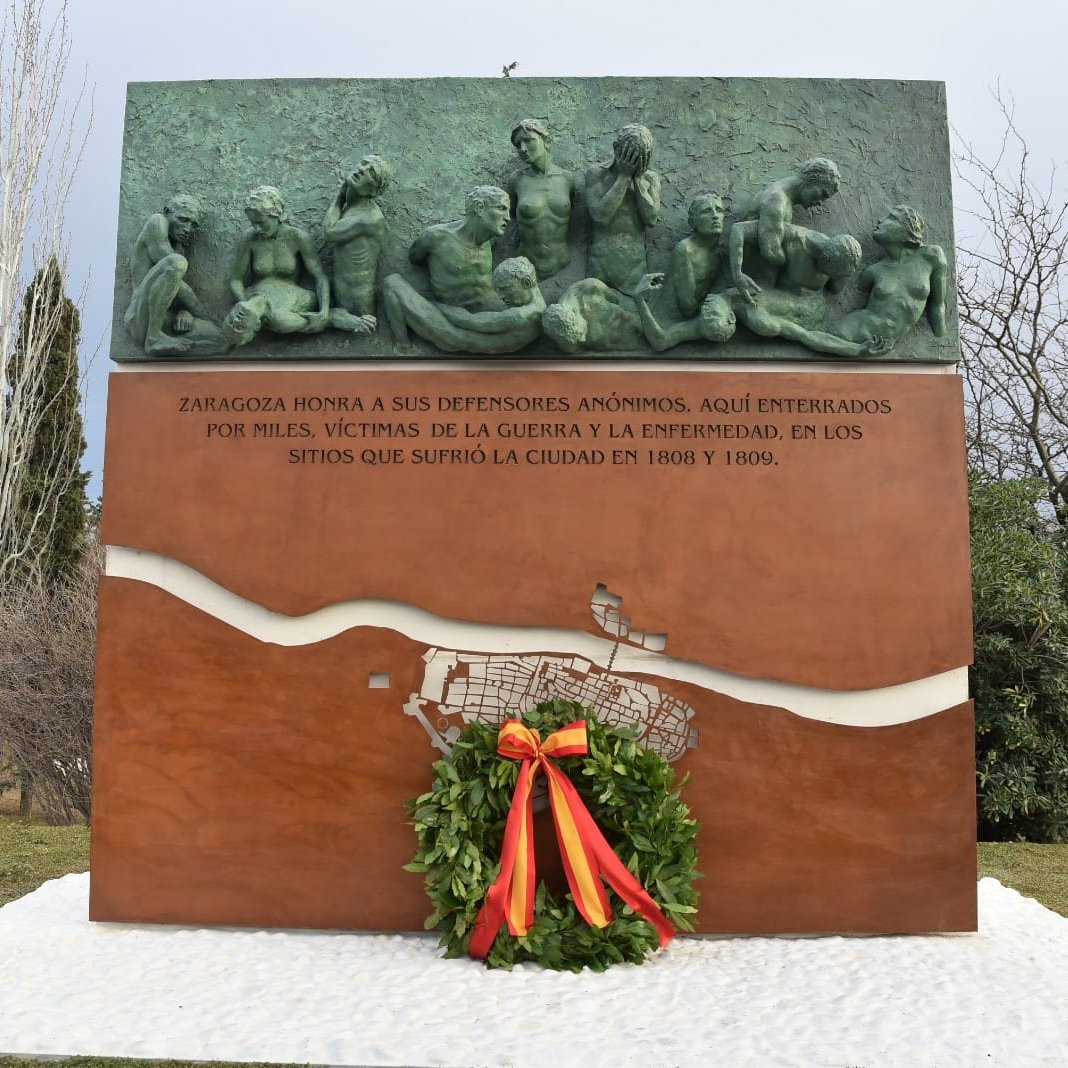 CopeZaragoza's tweet photo. #Zaragoza rinde desde hoy un merecido homenaje a los 'Héroes de Los Sitios' con un monumento en el parque #Macanaz que ha sido realizado por el artista zaragozano Jesús Gazol. La escultura titulada 'Fosa Común', se encuentra ubicada en la confluencia con el puente de Santiago. https://t.co/aJjn6v3HSc
