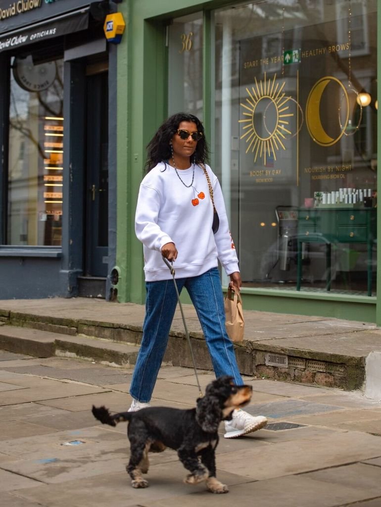 SimoneAshleyBR's tweet photo. 📸 Simone Ashley fotografada passeando com sua cachorrinha, Myla, em 21 de fevereiro de 2023 em Londres, Reino Unido. https://t.co/FzRhY6KpDp