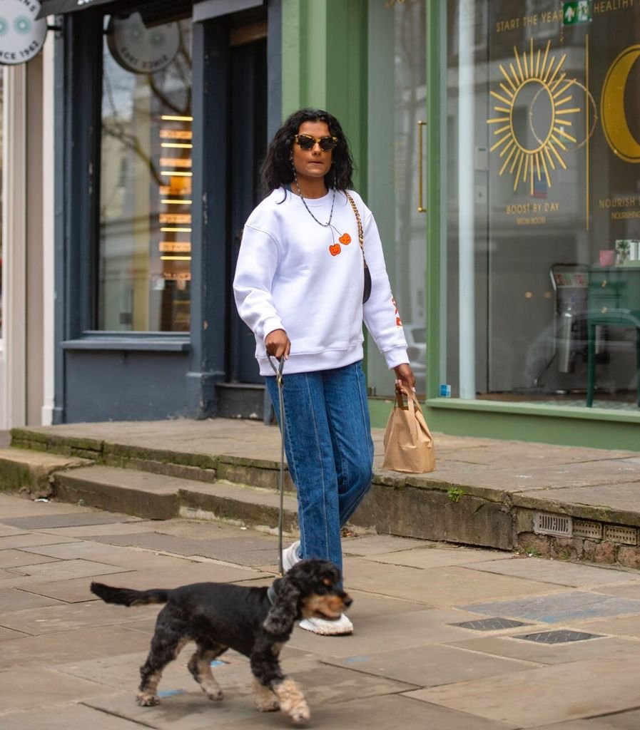 SimoneAshleyBR's tweet photo. 📸 Simone Ashley fotografada passeando com sua cachorrinha, Myla, em 21 de fevereiro de 2023 em Londres, Reino Unido. https://t.co/FzRhY6KpDp