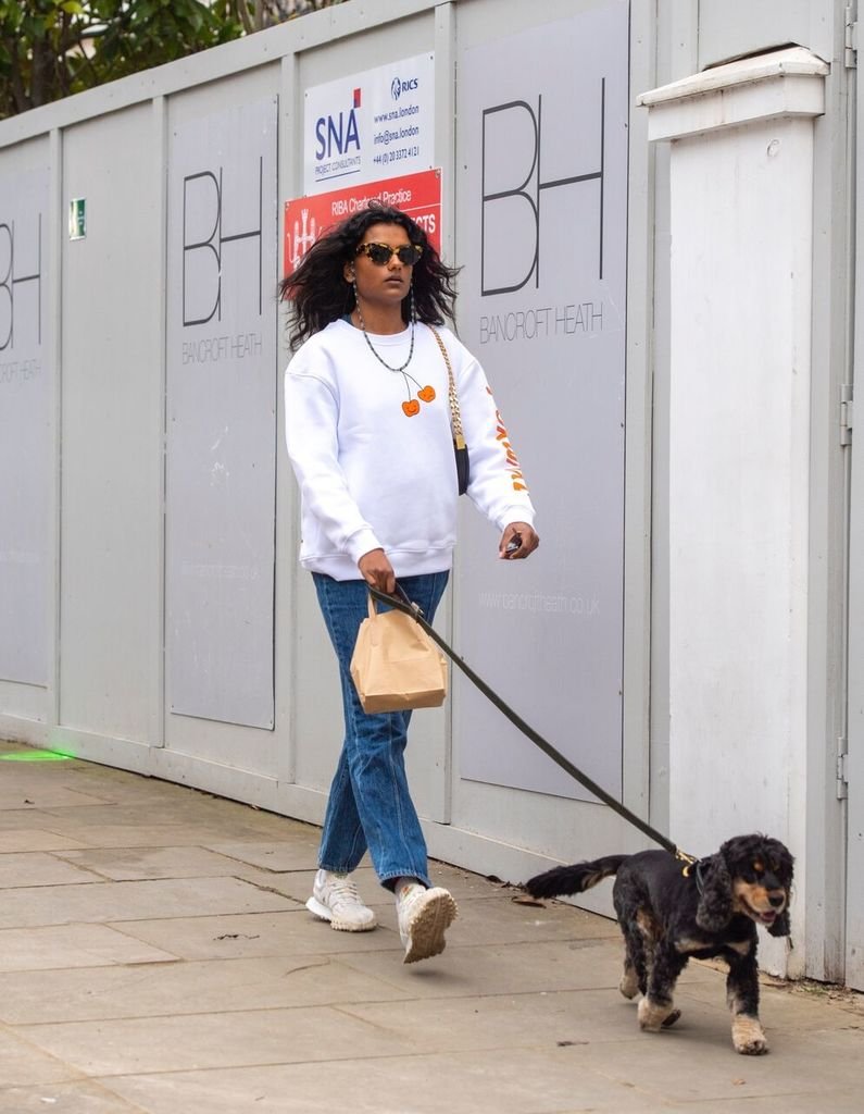 SimoneAshleyBR's tweet photo. 📸 Simone Ashley fotografada passeando com sua cachorrinha, Myla, em 21 de fevereiro de 2023 em Londres, Reino Unido. https://t.co/4LhVlY4ixG