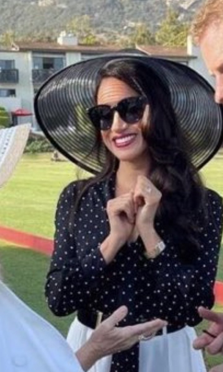 SophieCaligirl's tweet photo. Woman: “Dear, I really hate to be the one to have to tell you this but your forehead has more creases that your close!”🤣🤣🤣 #SouthPark #MeghanAndHarry #USPoloAssociation #SBPRC #SpareUs #Netflix #HarryAndMeganAreFinished #HarryAndMeghanExposed #FrozenTodger #BotoxDuchess https://t.co/d85FXTyTUw
