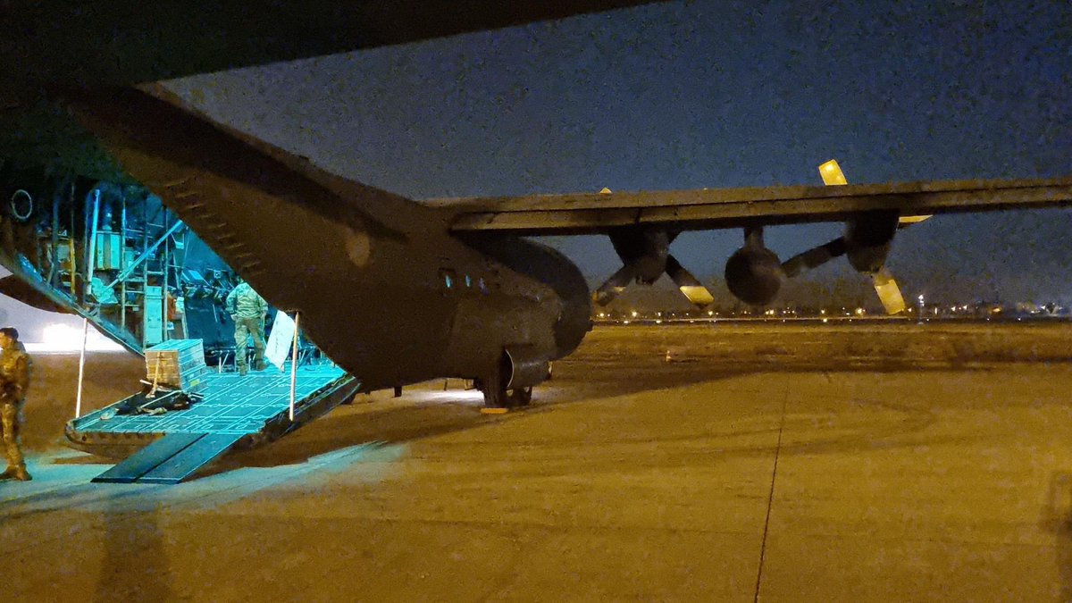 Samenwerking is tijdens een medevac (medische evacuatie) erg belangrijk. In de lucht werken onze vliegers, loadmasters, artsen en verpleegkundigen nauw samen. Ook op de grond is samenwerking belangrijk. Na de landing moeten b.v. 🚑🚑🚑 klaar staan. 🇹🇷 en 🇳🇱 samen aan het werk.