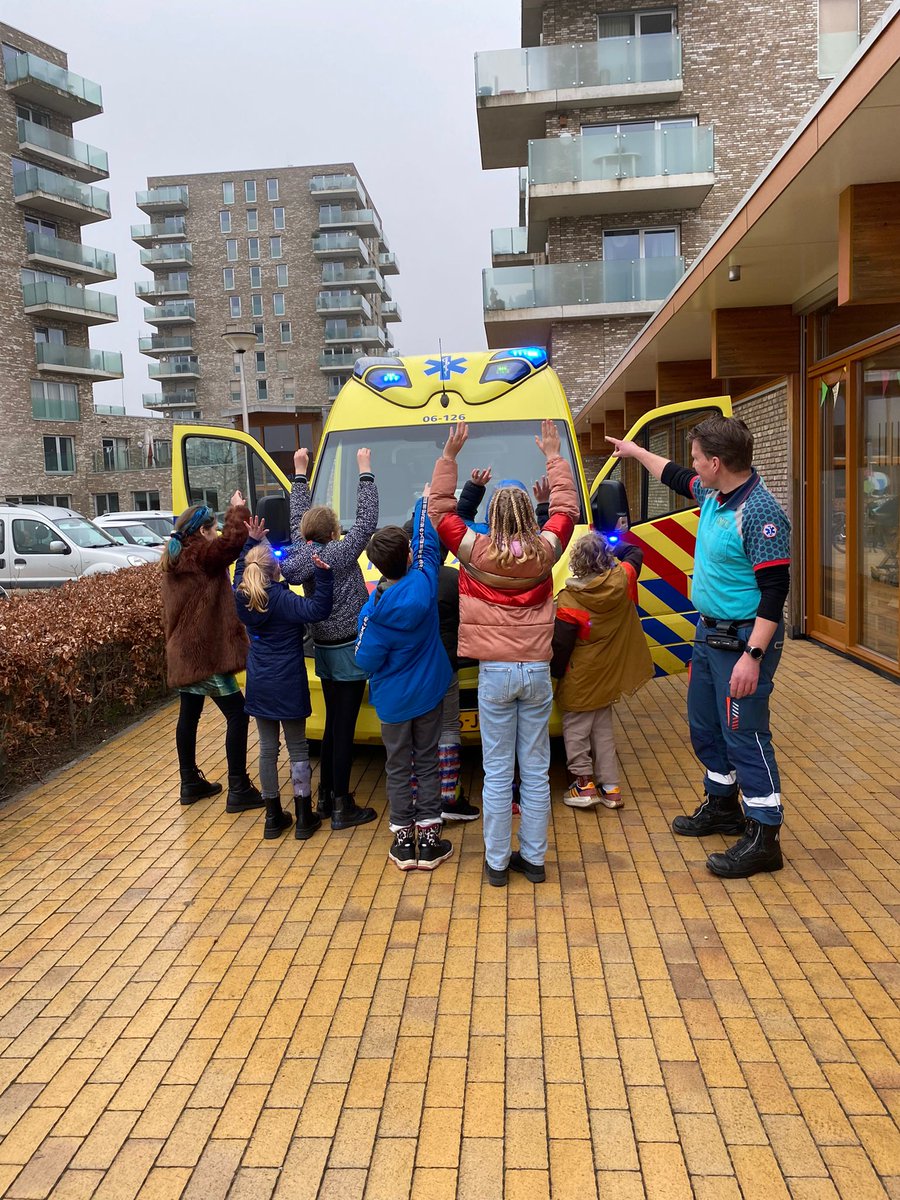 Thematisch werken, de meldkamer #Ambulance #zorg #Onderwijs #doejesamen #samenmetjou <a href="/HetKroonpad/">Het Kroonpad</a>   daar waar deze zorg hand in hand gaat.