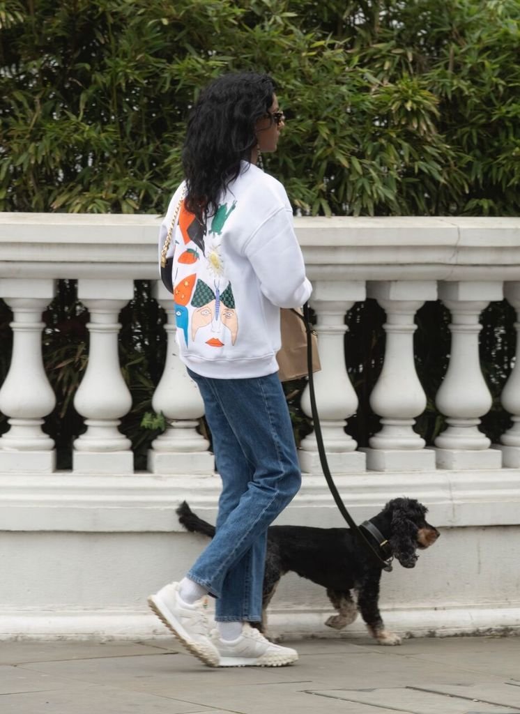 SimoneAshleyBR's tweet photo. 📸 Simone Ashley fotografada passeando com sua cachorrinha, Myla, em 21 de fevereiro de 2023 em Londres, Reino Unido. https://t.co/28TFUTAMdH
