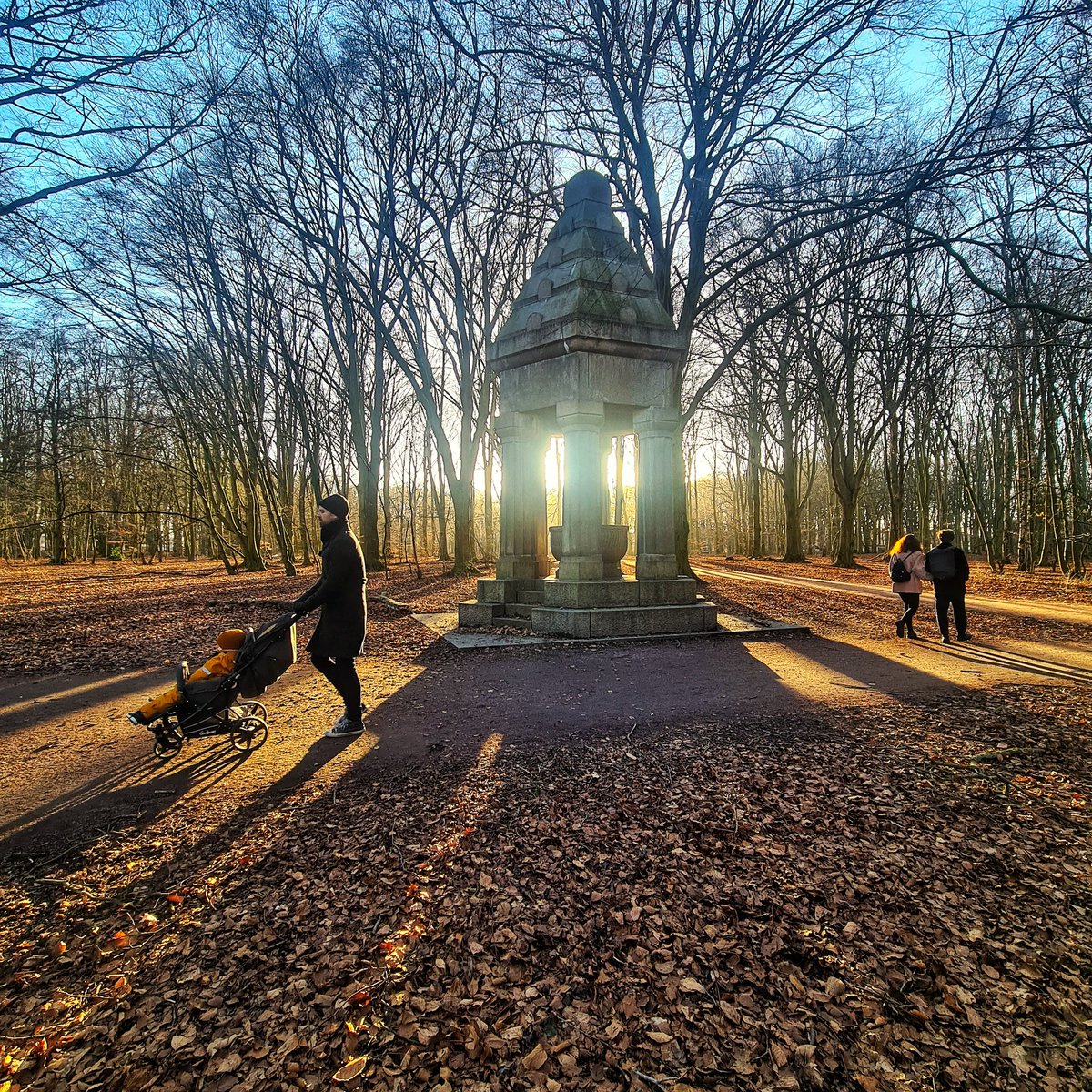 Park Life
#Sweden #Malmö #pildammsparken #longshadows #fadinglight #afternoonlight #streetphotography #landscapephotography #cellphonephotography #samsung #s20 #ffimalmö