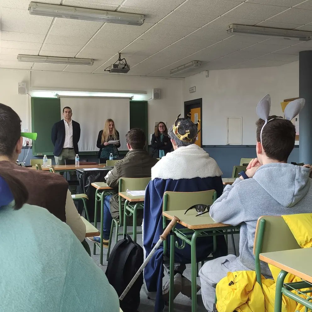 i_bachiller's tweet photo. Este Viernes nos han acompañado el magistrado Juan Antonio Sánchez y la Jefa de Prensa del TSJEx, Isabel Valdés. 

Una visita, dentro del programa "Educar en Justicia", para explicarnos de primera mano cómo funciona el poder judicial, y cómo se lucha contra la violencia de género https://t.co/E2vwUa7NOR