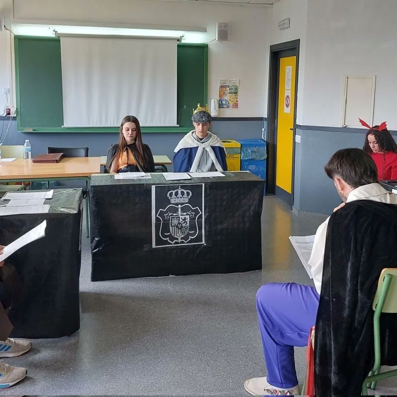 i_bachiller's tweet photo. Este Viernes nos han acompañado el magistrado Juan Antonio Sánchez y la Jefa de Prensa del TSJEx, Isabel Valdés. 

Una visita, dentro del programa "Educar en Justicia", para explicarnos de primera mano cómo funciona el poder judicial, y cómo se lucha contra la violencia de género https://t.co/E2vwUa7NOR
