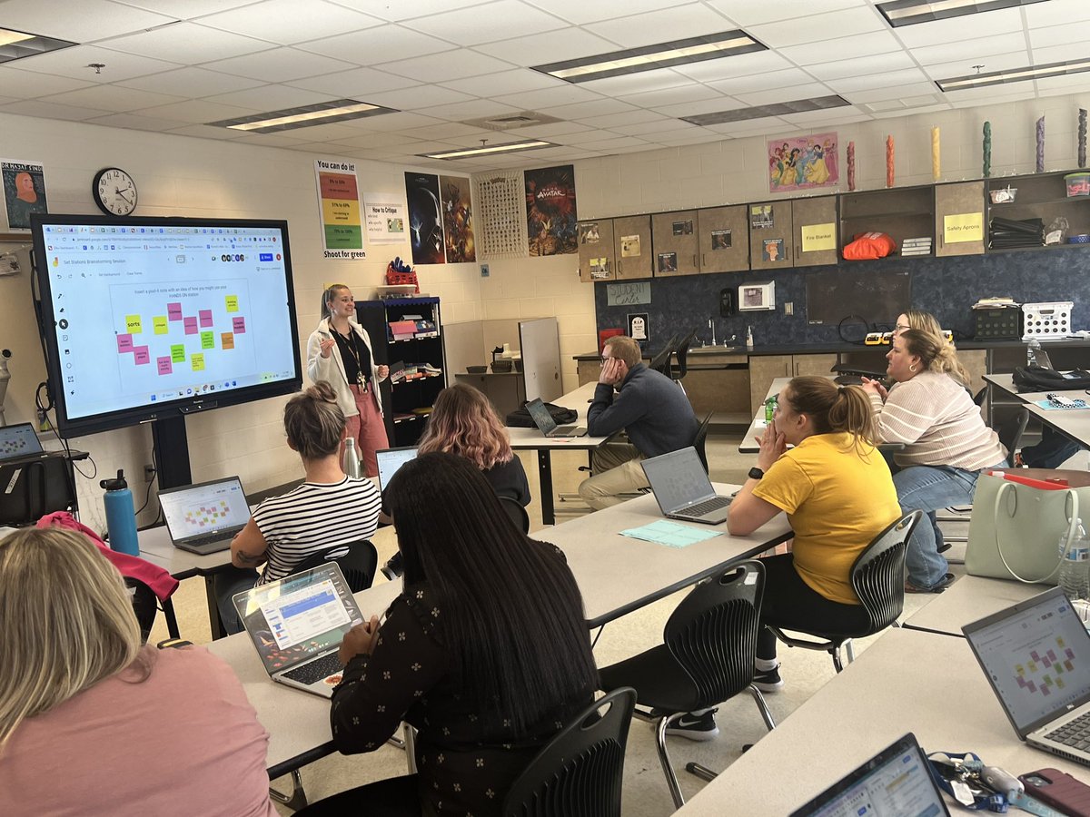 ElderLeath's tweet photo. Teachers learning how to effectively utilize learning stations is #Priceless. #LearningStations @ElkoMiddle @DeiaChamp @PrincipalMizell https://t.co/qNeia0Bi02