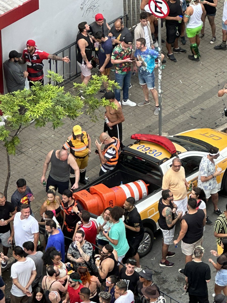 Durval_LucasJr's tweet photo. @antoniotabet, é o Peçanha, curtindo o Carnaval de SP com o pessoal da @CETSP_ ? https://t.co/FBYjG1TVYg