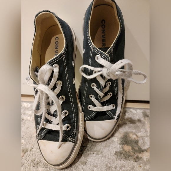LVoutlander's tweet photo. So good I had to share! Check out all the items I'm loving on @Poshmarkapp #poshmark #fashion #style #shopmycloset #converse #michaelkors #oneway: https://t.co/Xc2YnmNWFl https://t.co/tEuOBiq62e