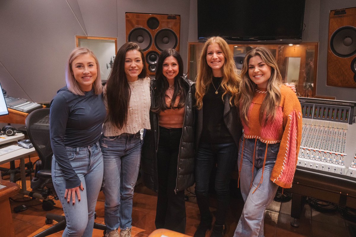 TenilleArts's tweet photo. we love a girl power moment 💃 so thankful for this #lasttimelast creative team! 💗 
https://t.co/HBEuojNXij
@MaddieandTae https://t.co/skt7b6WyI9