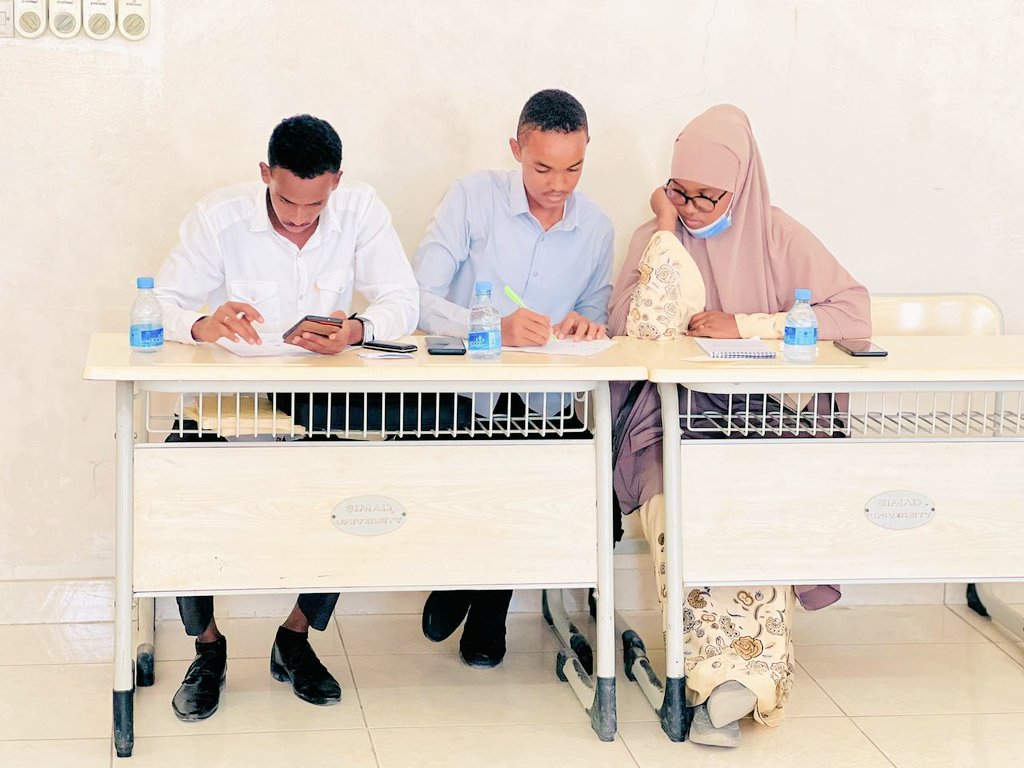 Fasa_Simad's tweet photo. 21 - February waxa bilowday doodcilmiyerdka kulliyada xisaabadka ,. Waxa lagu daah furay fasalada kala ah BACC-28-A vs BAU-01. 
Waxa furay kukanka gudoomiyaha iyo ku xigeenka . 
Waxa soobaxay fasalka BAU-01. 
Congratulations 🎉 https://t.co/If0ae4jFmJ