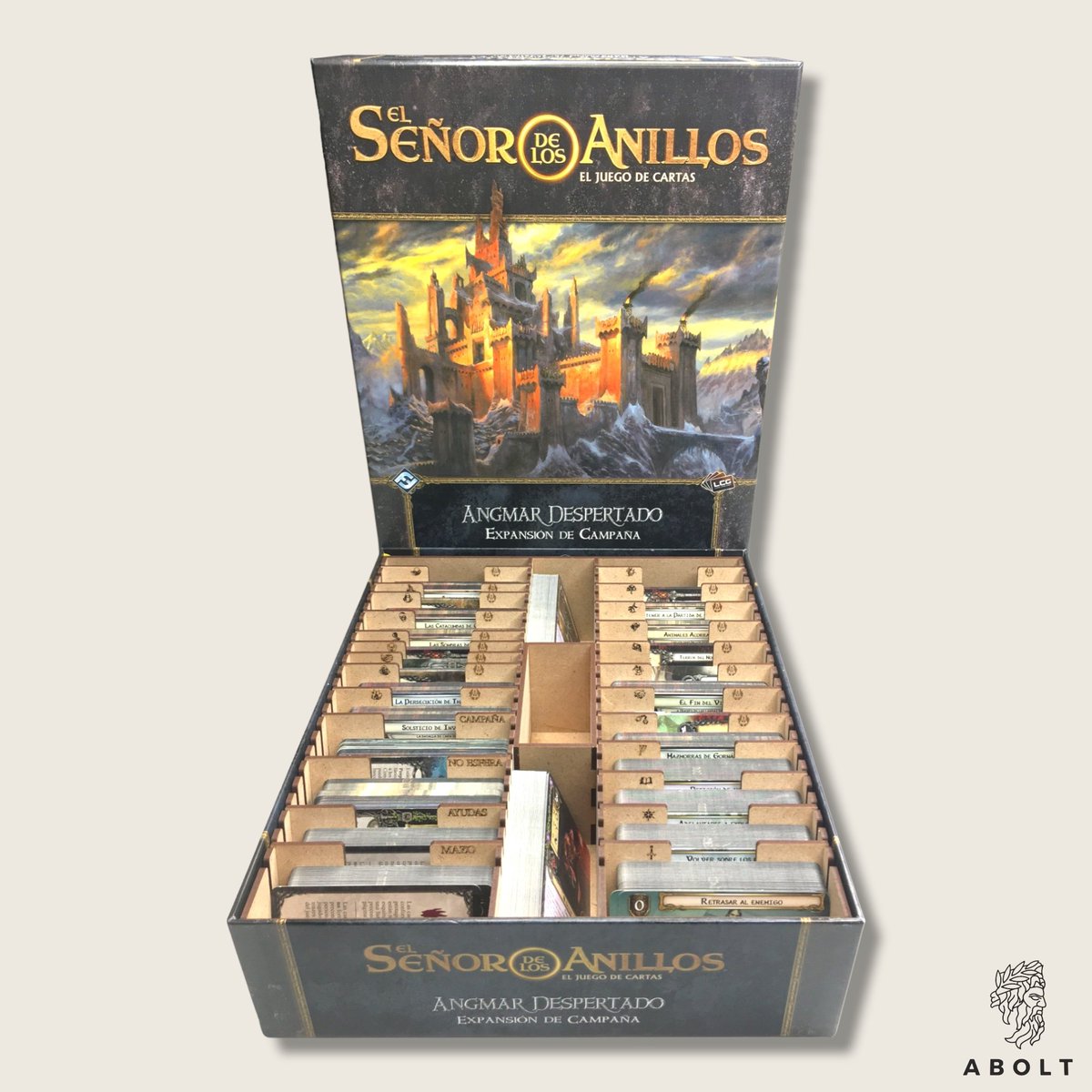 abolt_es's tweet photo. Nuestro inserto para caja Angmar Despertado así como se expansión Héroes. 
Con espacio para todas las cartas enfundadas normales o premium. 
Valido para almacenaje horizontal o vertical. Se entrega ya montado y listo para uso.
https://t.co/VqaRdsQHKj
#LCG #ESDLSA #insertos https://t.co/P3xLbYB4nB