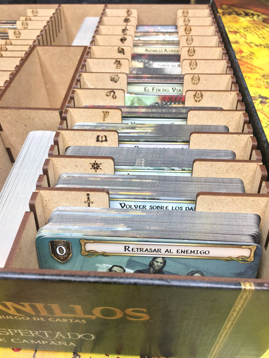 abolt_es's tweet photo. Nuestro inserto para caja Angmar Despertado así como se expansión Héroes. 
Con espacio para todas las cartas enfundadas normales o premium. 
Valido para almacenaje horizontal o vertical. Se entrega ya montado y listo para uso.
https://t.co/VqaRdsQHKj
#LCG #ESDLSA #insertos https://t.co/P3xLbYB4nB