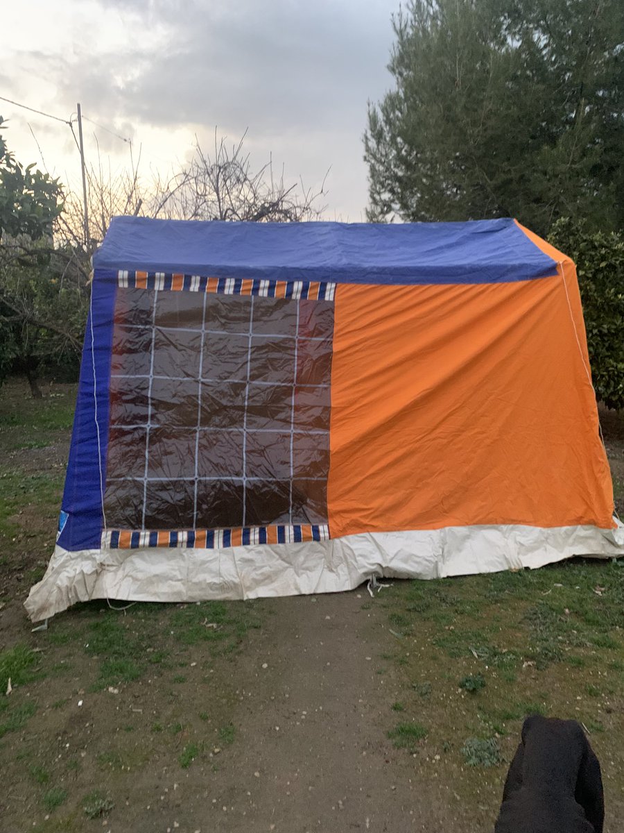 Coraliitooo's tweet photo. Hola gent! Venc esta tenda de campanya. La tela es prou grossa pel que no filtra el aigua tan facil. Es per a 2/3 persones. Si hi ha algú interessat que em parle😊 s'agraix disfusio!🤘🏼 https://t.co/Ivkt7vEvJ3