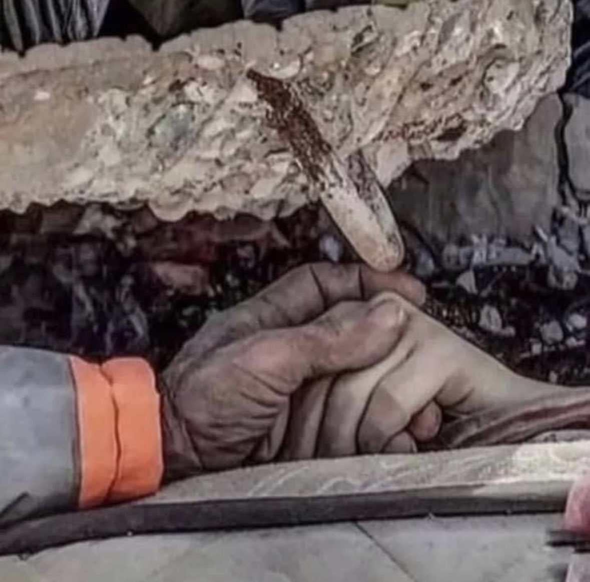 Kalbim iki elin arasinda atiyomu atmiyomu bilmiyorum😢