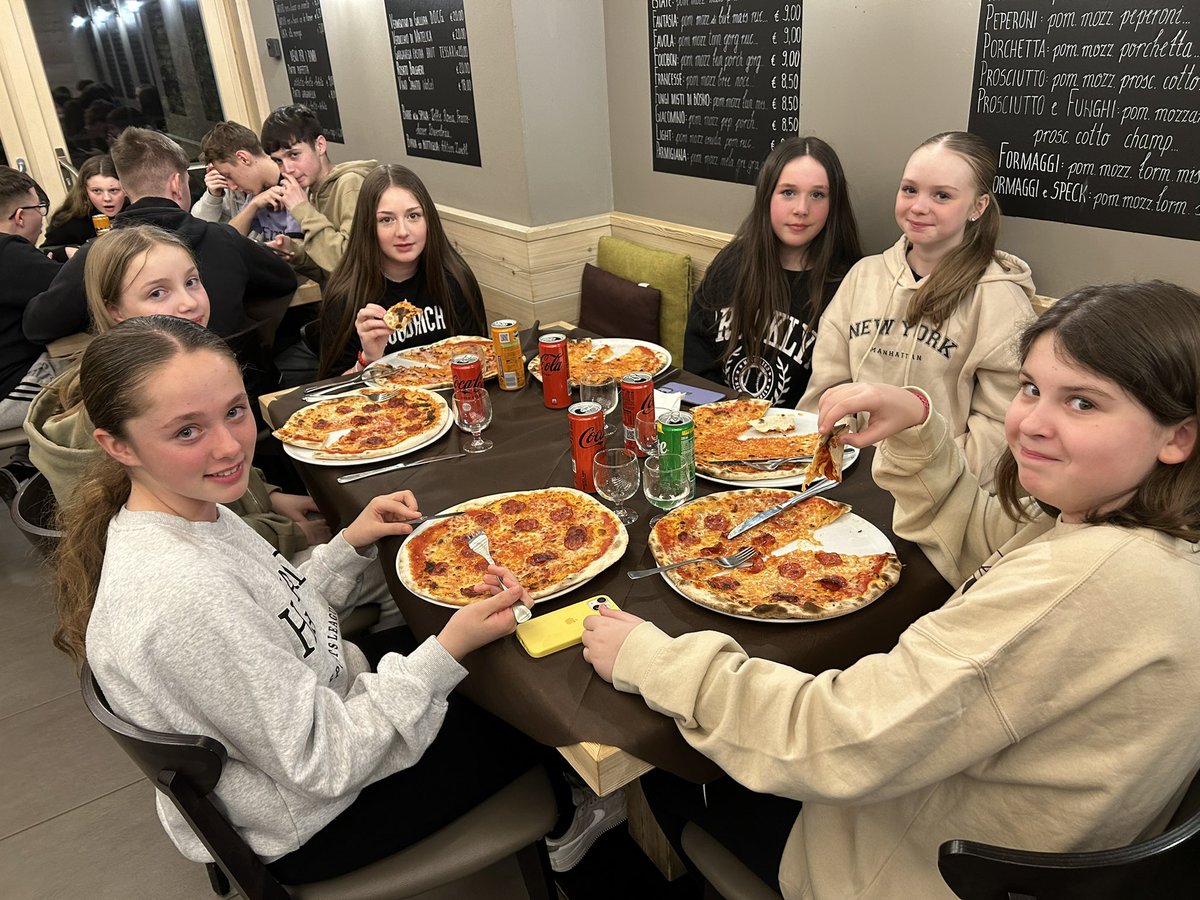 SkiWoodrush's tweet photo. Pizza night! 🍕 https://t.co/J6FKuA5egv