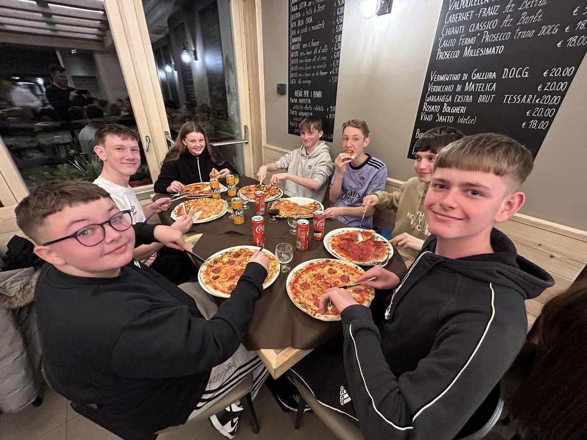SkiWoodrush's tweet photo. Pizza night! 🍕 https://t.co/J6FKuA5egv