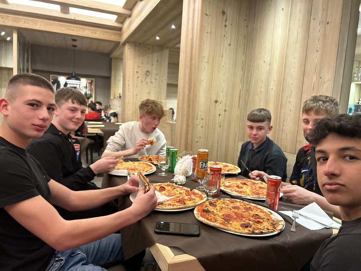 SkiWoodrush's tweet photo. Pizza night! 🍕 https://t.co/J6FKuA5egv