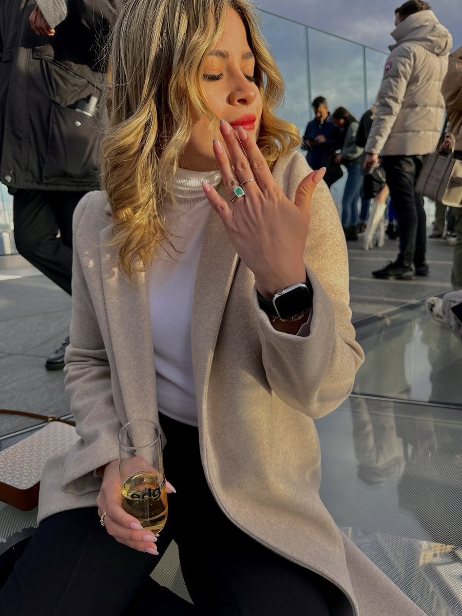 Esmeraldms's tweet photo. I said yes!!

Me caso con el amor de mi vida!!💍🤍 https://t.co/x8RPUY4I2x
