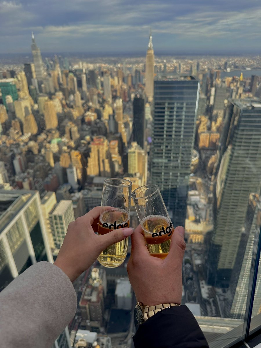 Esmeraldms's tweet photo. I said yes!!

Me caso con el amor de mi vida!!💍🤍 https://t.co/x8RPUY4I2x