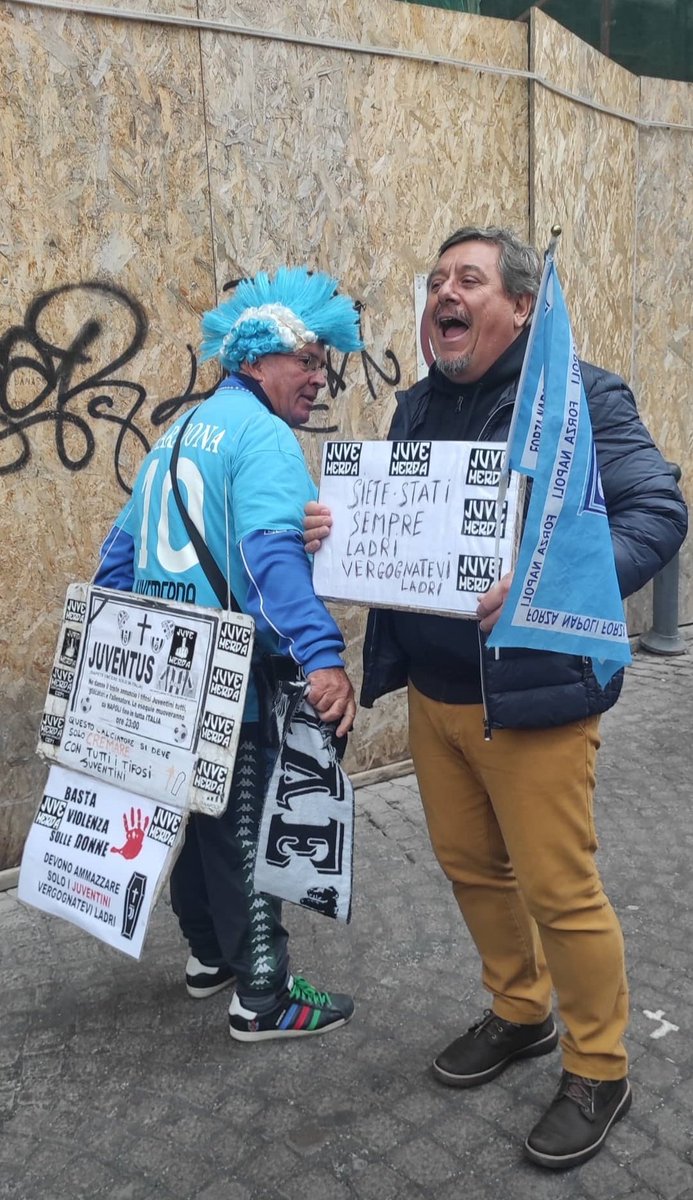 Stasera avrei tifato Napoli, ma ho rivisto queste foto e quindi adesso sto saltando sul divano con la sciarpa dell'Eintracht memtre canto l'inno tedesco
#ChampionsLeague #EintrachtNapoli