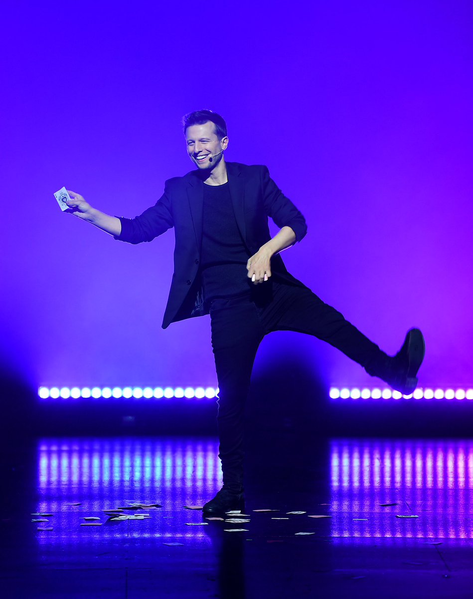 matfranco's tweet photo. Kickstart your day in a magical way ✨ 
📸: @denisetruscello #lasvegas #magician #linq https://t.co/7S86xU3iLn