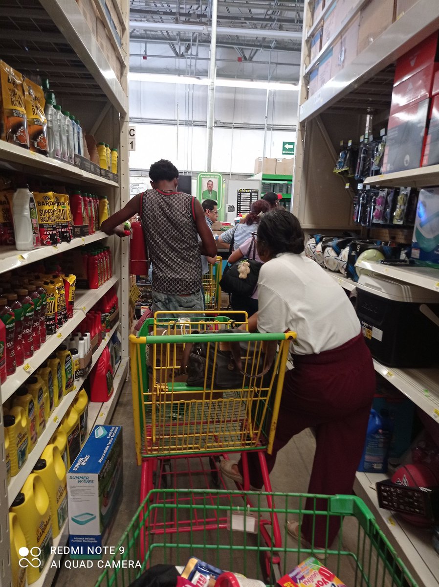 endogarrido's tweet photo. @BodegaAurrera otra vez y una vez más, filas interminables y cajas vacías. Ya no dan ganas de venir. Lo he reportado otras veces y nadie hace caso. #BodegaAurreraTenosiqueTabasco. https://t.co/9f4D6ZwZDp