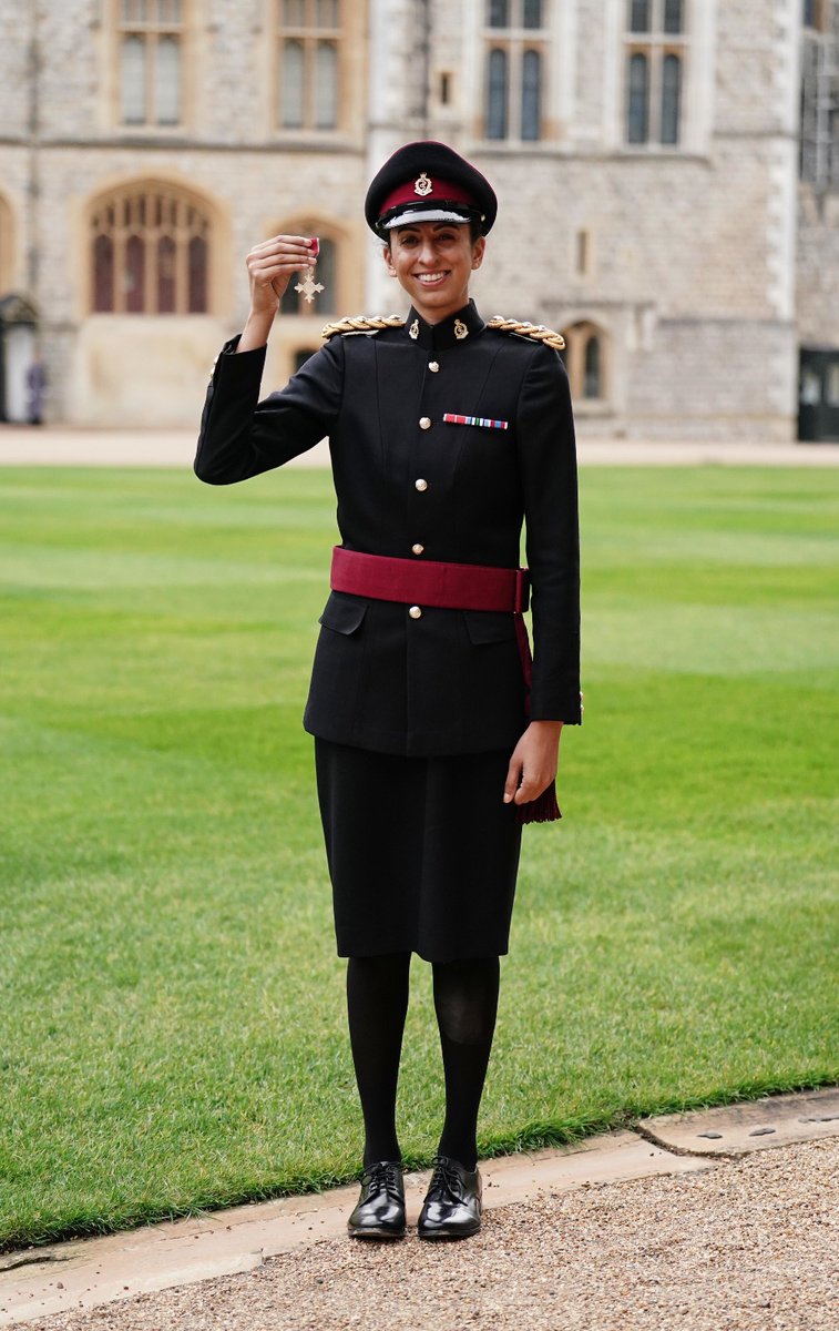 RoyalFamily's tweet photo. 🎖The Princess Royal presents @PreetChandi10 with her MBE at today’s Investiture Ceremony at Windsor Castle. 

In January, Captain Chandi broke the world record for the furthest unsupported solo Polar expedition in history, covering 922 miles in 70 days. https://t.co/riHejEORWb